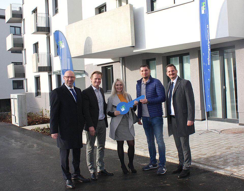 v.l.n.r.: Markus Fichta, Helmut Kubasta, neue Wohnungsmieter, Marcus Franz Wohnungsübergabe Wien 10, Margareta-Heinrich-Weg 5